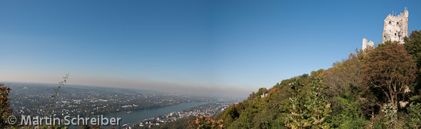 Blick vom Obeliskplateau auf den Gipfel und das Rheintal