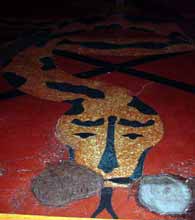 Schlangenmosaik auf dem Boden der Nibelungenhalle