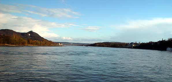 Blick rheinaufw&auml;rts in Richtung Drachenfels