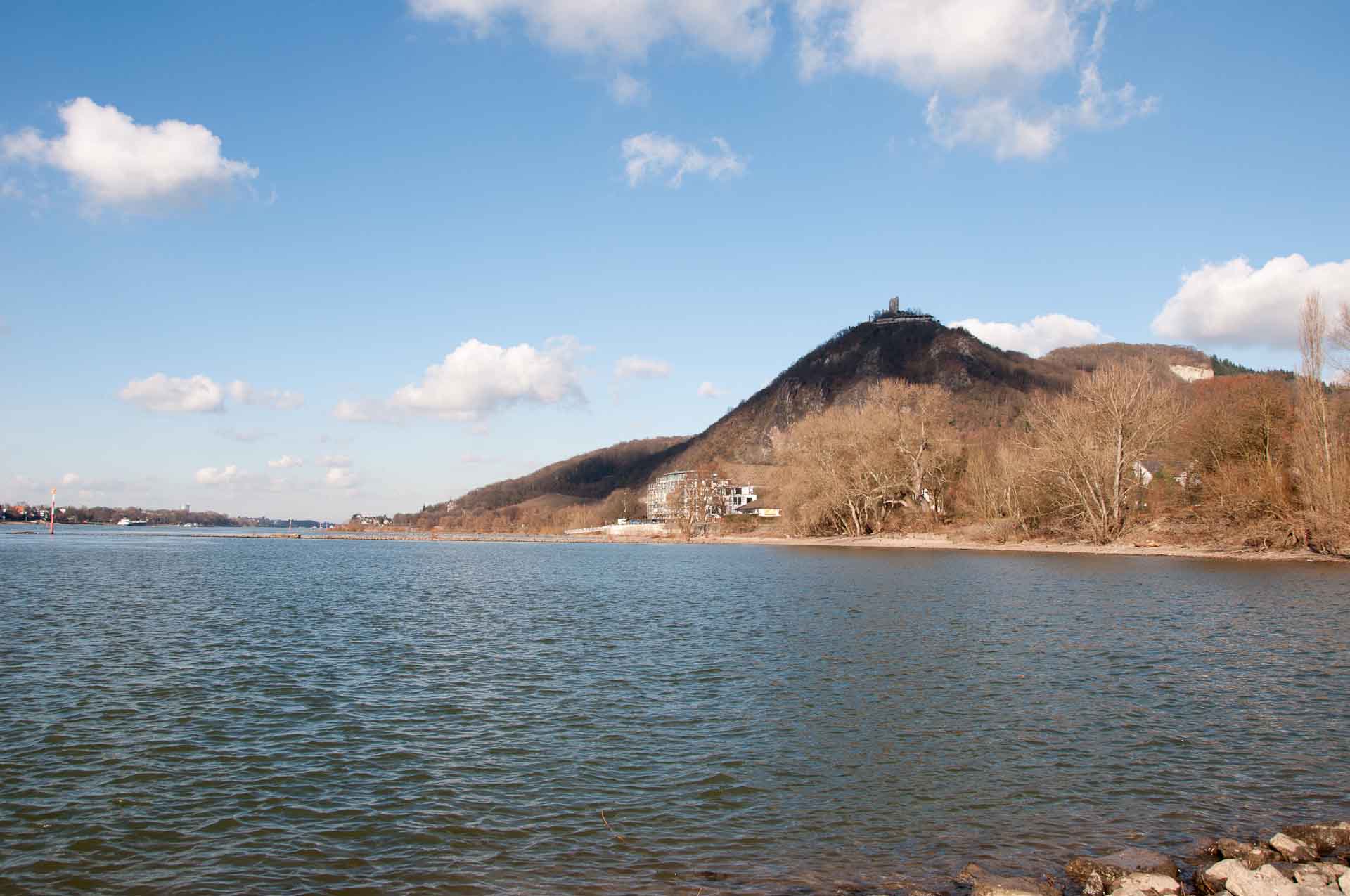 Ansicht des Drachenfels vom Bad Honnefer Rheinufer